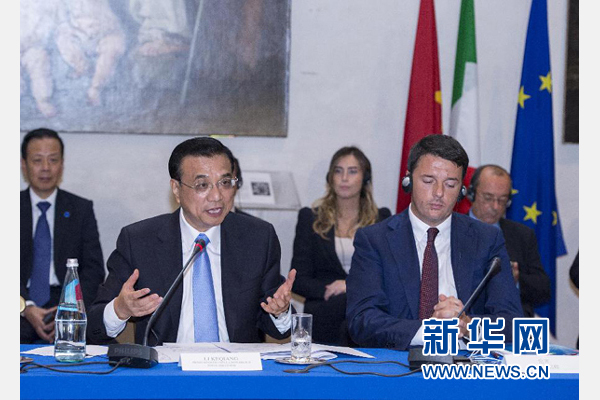 10月14日，中國國務(wù)院總理李克強在羅馬巴爾貝里尼宮與意大利總理倫齊共同會見中意企業(yè)家委員會委員及企業(yè)家代表并致辭。 新華社記者 王曄攝 