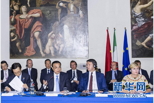 10月14日，中國國務(wù)院總理李克強在羅馬巴爾貝里尼宮與意大利總理倫齊共同會見中意企業(yè)家委員會委員及企業(yè)家代表并致辭。 新華社記者 王曄攝 