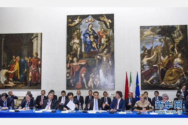 10月14日，中國國務(wù)院總理李克強在羅馬巴爾貝里尼宮與意大利總理倫齊共同會見中意企業(yè)家委員會委員及企業(yè)家代表并致辭。 新華社記者 王曄攝 