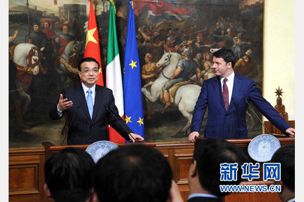 10月14日，中國(guó)國(guó)務(wù)院總理李克強(qiáng)與意大利總理倫齊在羅馬舉行會(huì)談后共同會(huì)見(jiàn)記者。 新華社記者 饒愛(ài)民 攝 