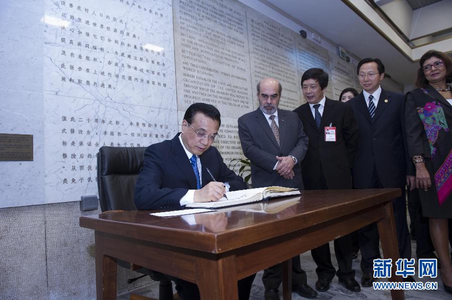 10月15日，中國國務(wù)院總理李克強在羅馬會見聯(lián)合國糧農(nóng)組織總干事格拉齊亞諾。這是李克強抵達后在貴賓簿上簽字。 新華社記者 王曄 攝