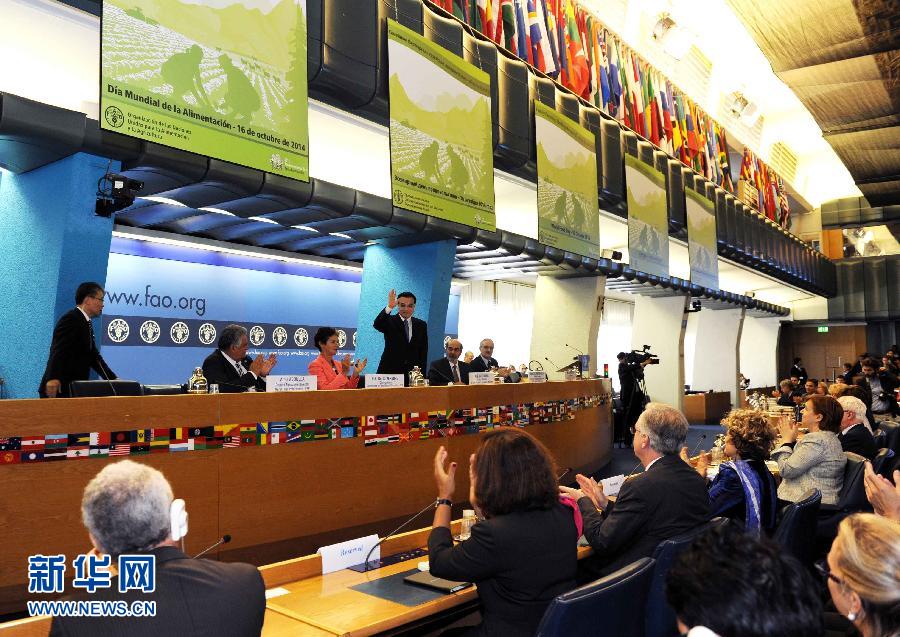 10月15日，中國國務院總理李克強在格拉齊亞諾總干事的陪同下在位于羅馬的聯(lián)合國糧農(nóng)組織總部發(fā)表演講。 新華社記者 饒愛民 攝 