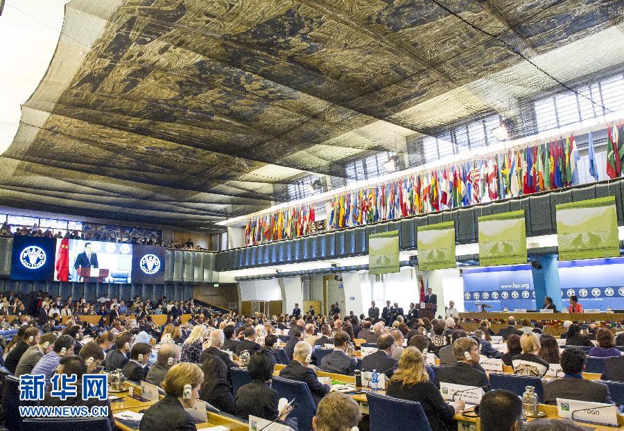 10月15日，中國國務院總理李克強在格拉齊亞諾總干事的陪同下在位于羅馬的聯(lián)合國糧農(nóng)組織總部發(fā)表演講。 新華社記者 王曄 攝 