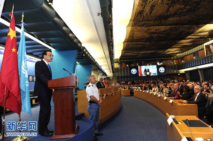 10月15日，中國國務院總理李克強在格拉齊亞諾總干事的陪同下在位于羅馬的聯(lián)合國糧農(nóng)組織總部發(fā)表演講。 新華社記者 饒愛民 攝 