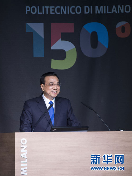 10月16日，中國國務(wù)院總理李克強(qiáng)在米蘭與意大利總理倫齊共同出席第五屆中意創(chuàng)新合作周大會并致辭。 新華社記者王曄攝