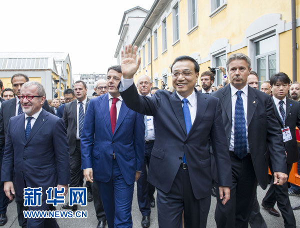 10月16日，中國國務(wù)院總理李克強(qiáng)在米蘭與意大利總理倫齊共同出席第五屆中意創(chuàng)新合作周大會并致辭。這是李克強(qiáng)抵達(dá)位于米蘭理工大學(xué)的會場。新華社記者王曄攝