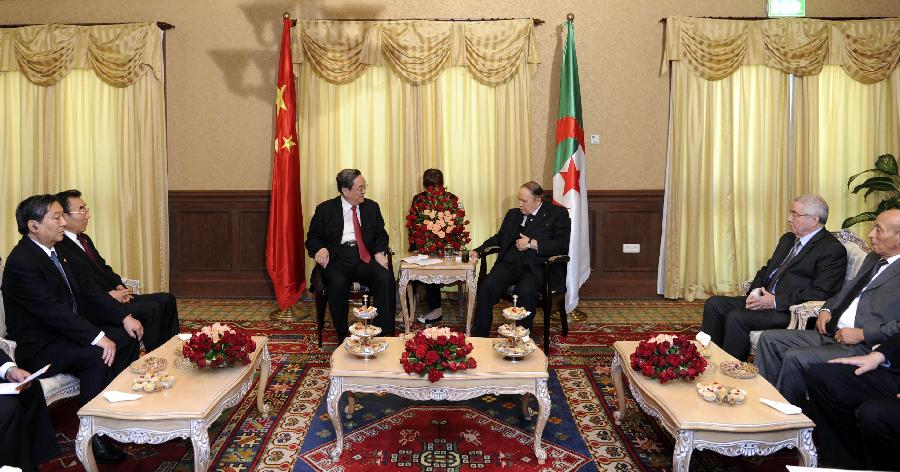 11月2日，正在阿爾及利亞進(jìn)行正式友好訪問(wèn)的全國(guó)政協(xié)主席俞正聲在阿爾及爾會(huì)見(jiàn)阿總統(tǒng)布特弗利卡。 新華社記者 張鐸 攝