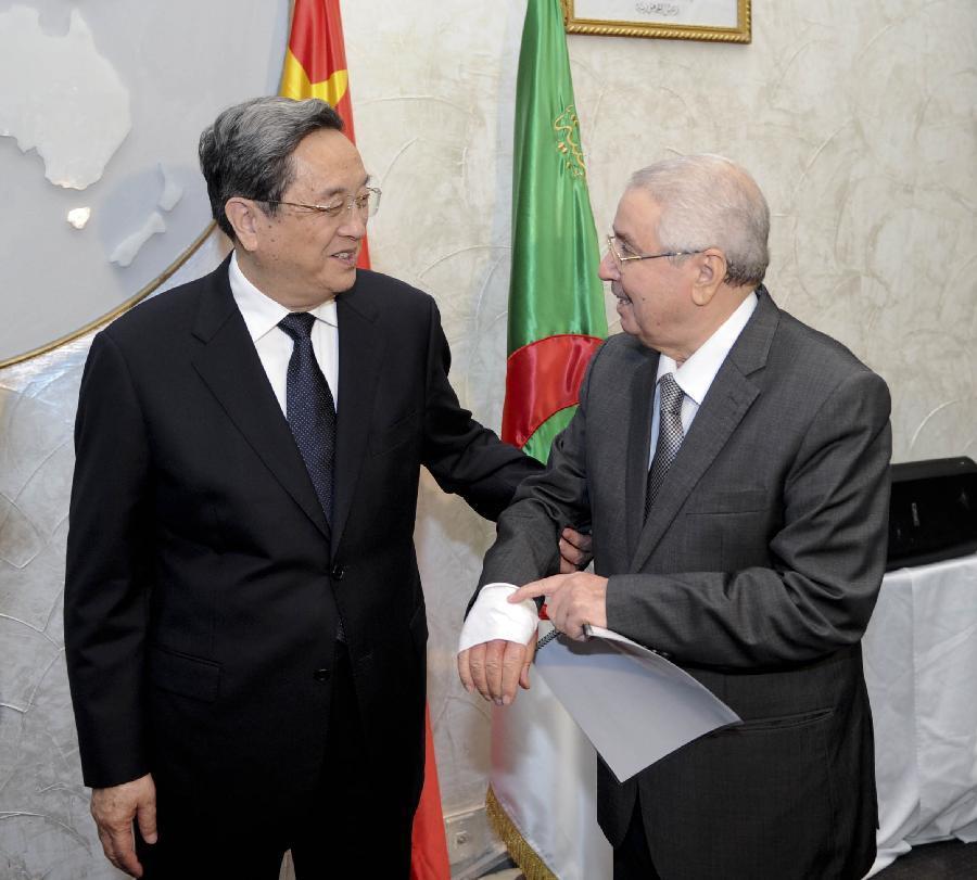 11月1日，正在阿爾及利亞進(jìn)行正式友好訪問(wèn)的全國(guó)政協(xié)主席俞正聲在阿爾及爾與阿民族院議長(zhǎng)本&middot;薩拉赫舉行會(huì)談。這是俞正聲親切詢問(wèn)本&middot;薩拉赫的手傷情況。新華社記者 張鐸 攝 