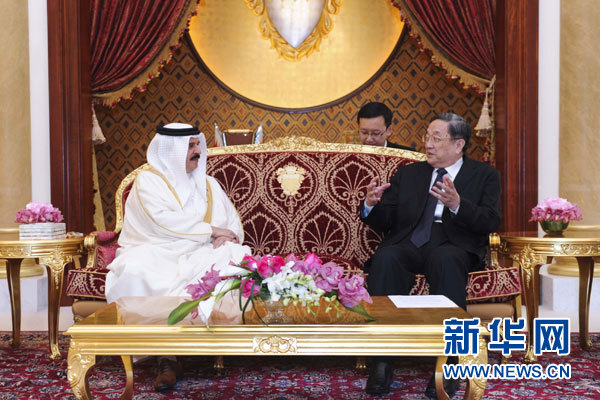 11月6日，正在巴林進(jìn)行正式友好訪問的全國(guó)政協(xié)主席俞正聲在麥納麥會(huì)見巴林國(guó)王哈馬德。 新華社記者 張鐸 攝