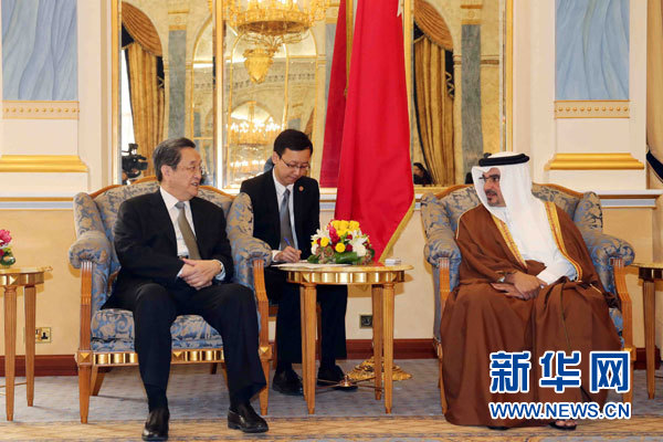 11月6日，正在巴林進(jìn)行正式友好訪問的全國(guó)政協(xié)主席俞正聲在麥納麥會(huì)見巴林王儲(chǔ)薩勒曼。 新華社記者劉衛(wèi)兵攝