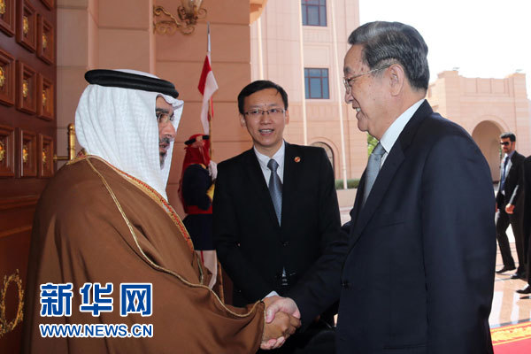 11月6日，正在巴林進(jìn)行正式友好訪問的全國(guó)政協(xié)主席俞正聲在麥納麥會(huì)見巴林王儲(chǔ)薩勒曼。 新華社記者劉衛(wèi)兵攝
