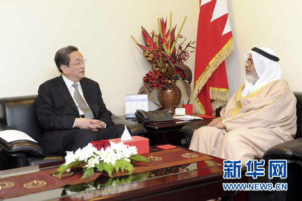 11月6日，正在巴林進(jìn)行正式友好訪問的全國(guó)政協(xié)主席俞正聲在麥納麥會(huì)見巴林國(guó)民議會(huì)議長(zhǎng)兼眾議長(zhǎng)扎赫拉尼。 新華社記者 張鐸 攝
