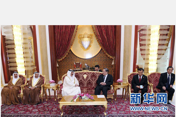 11月6日，正在巴林進(jìn)行正式友好訪問的全國(guó)政協(xié)主席俞正聲在麥納麥會(huì)見巴林國(guó)王哈馬德。 新華社記者 張鐸 攝