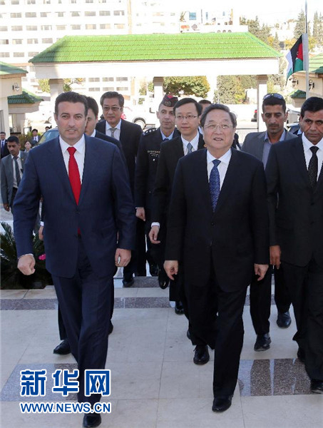 11月9日，正在約旦進(jìn)行正式友好訪問的全國政協(xié)主席俞正聲在安曼會見約旦眾議院代議長薩法迪。 新華社記者 劉衛(wèi)兵 攝 