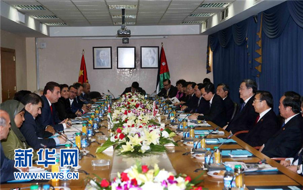  11月9日，正在約旦進(jìn)行正式友好訪問的全國政協(xié)主席俞正聲在安曼會見約旦眾議院代議長薩法迪。 新華社記者 劉衛(wèi)兵 攝 