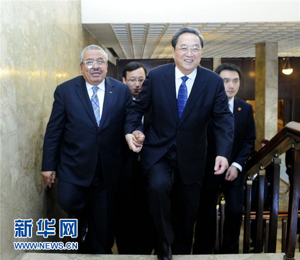11月9日，正在約旦進(jìn)行正式友好訪問的全國政協(xié)主席俞正聲在安曼與約旦參議長拉瓦比德進(jìn)行會談。這是會談前，俞正聲與拉瓦比德攜手步入會場。新華社記者 張鐸 攝 