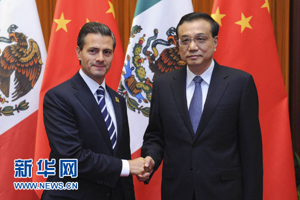 11月11日，國務(wù)院總理李克強在北京人民大會堂會見來華進行國事訪問并出席亞太經(jīng)合組織第二十二次領(lǐng)導人非正式會議的墨西哥總統(tǒng)培尼亞。新華社記者張鐸攝