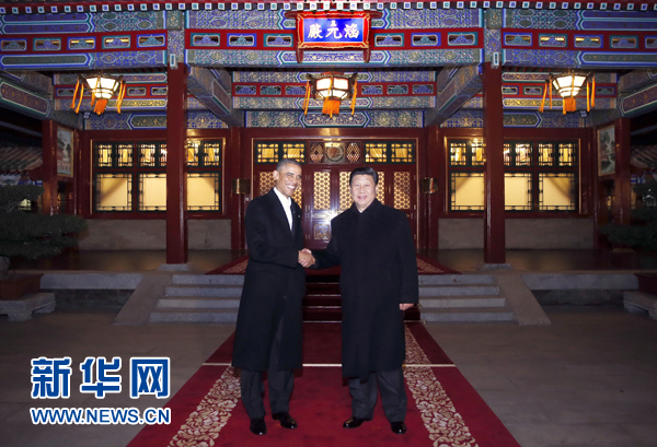 11月11日晚，國家主席習(xí)近平在中南海同美國總統(tǒng)奧巴馬舉行會晤。這是兩國元首在瀛臺涵元殿前握手。 新華社記者鞠鵬攝