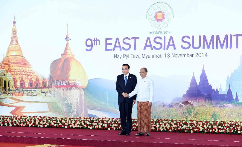 11月13日，中國國務(wù)院總理李克強在內(nèi)比都出席第九屆東亞峰會并發(fā)言。這是峰會開始前，東盟輪值主席國緬甸聯(lián)邦共和國總統(tǒng)吳登盛迎接李克強總理。新華社記者 李濤 攝 