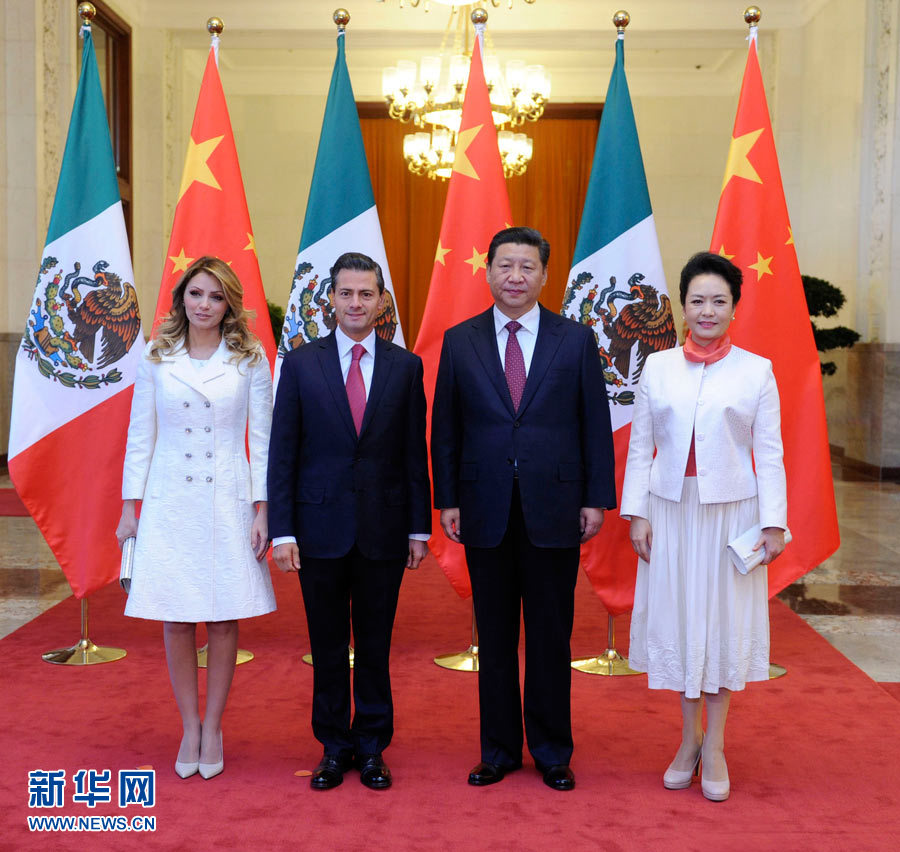 11月13日，國家主席習(xí)近平在北京人民大會堂北大廳舉行儀式，歡迎墨西哥總統(tǒng)培尼亞對中國進(jìn)行國事訪問。這是習(xí)近平和夫人彭麗媛同培尼亞夫婦合影。 新華社記者 張鐸 攝