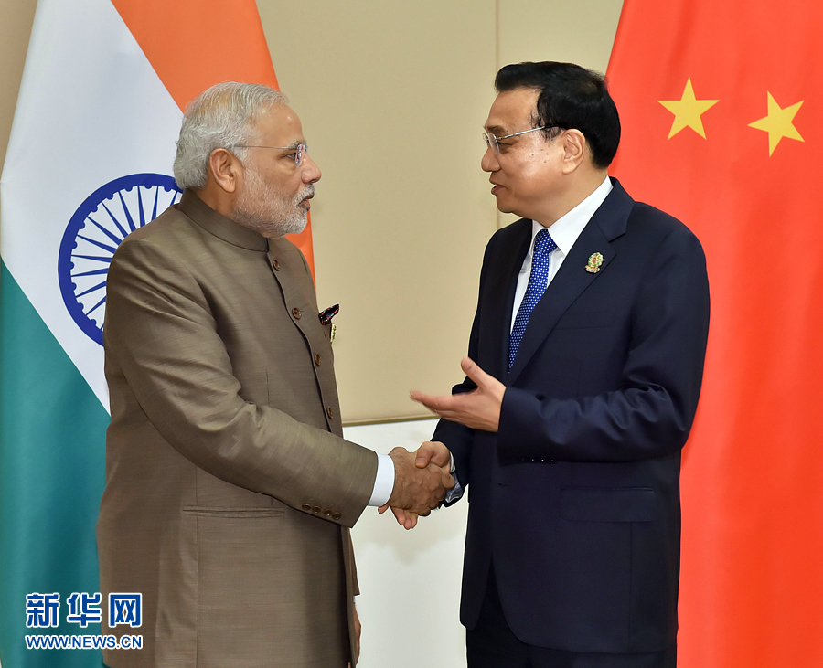 11月13日，中國國務(wù)院總理李克強(qiáng)在緬甸內(nèi)比都會見印度總理莫迪。 新華社記者 李濤 攝