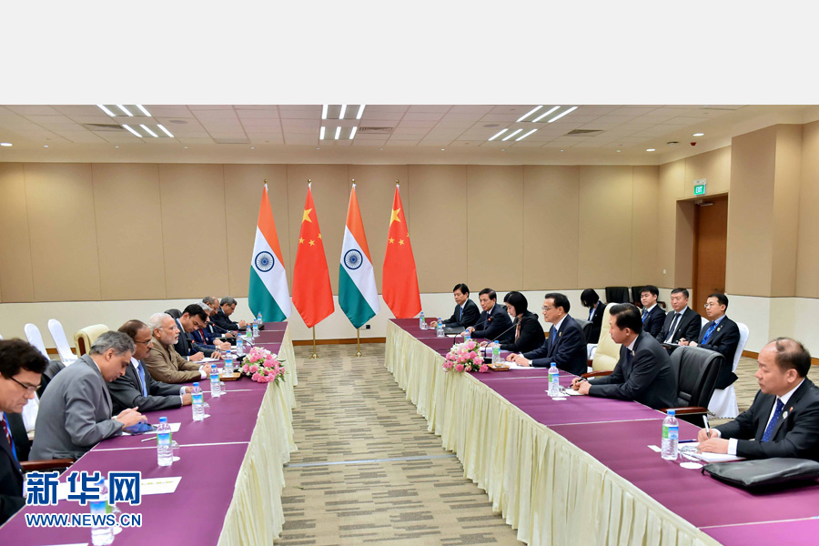 11月13日，中國國務(wù)院總理李克強(qiáng)在緬甸內(nèi)比都會見印度總理莫迪。 新華社記者 李濤 攝