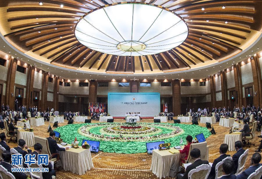 11月13日，中國國務(wù)院總理李克強在緬甸首都內(nèi)比都出席第17次東盟與中日韓（10+3）領(lǐng)導(dǎo)人會議。 新華社記者 王曄 攝