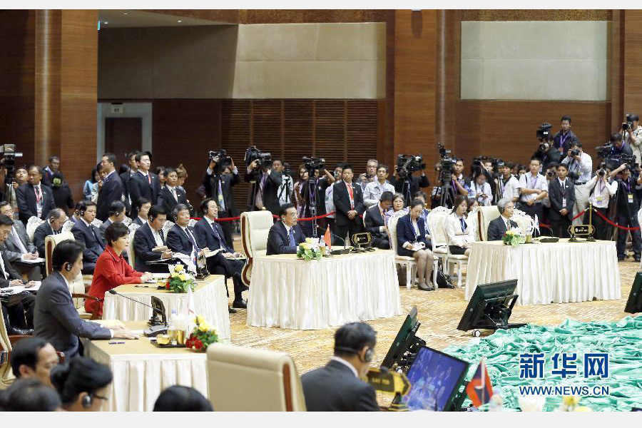 11月13日，中國國務(wù)院總理李克強在緬甸首都內(nèi)比都出席第17次東盟與中日韓（10+3）領(lǐng)導(dǎo)人會議。這是李克強在會議上講話。 新華社記者 鞠鵬 攝