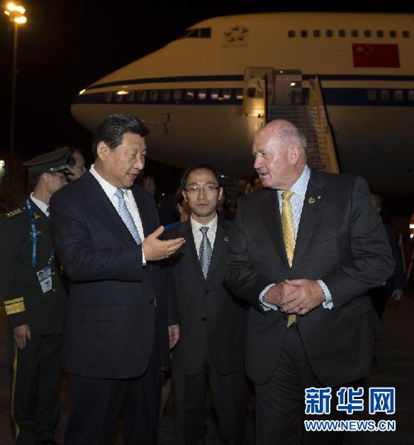 11月14日，中國國家主席習(xí)近平抵達(dá)布里斯班，出席二十國集團領(lǐng)導(dǎo)人第九次峰會，并對澳大利亞進(jìn)行國事訪問。這是習(xí)近平在機場受到澳大利亞聯(lián)邦總督科斯格羅夫的迎接。新華社記者 李學(xué)仁 攝