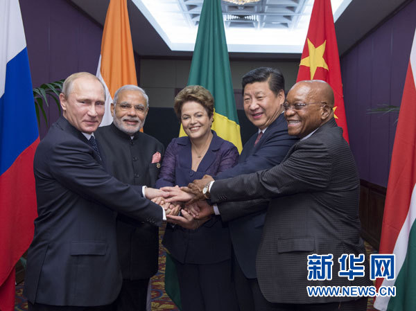 11月15日，金磚國(guó)家領(lǐng)導(dǎo)人非正式會(huì)晤在澳大利亞布里斯班舉行，中國(guó)國(guó)家主席習(xí)近平、巴西總統(tǒng)羅塞夫、俄羅斯總統(tǒng)普京、印度總理莫迪、南非總統(tǒng)祖馬出席。這是五國(guó)領(lǐng)導(dǎo)人在會(huì)晤前合影。新華社記者李學(xué)仁攝