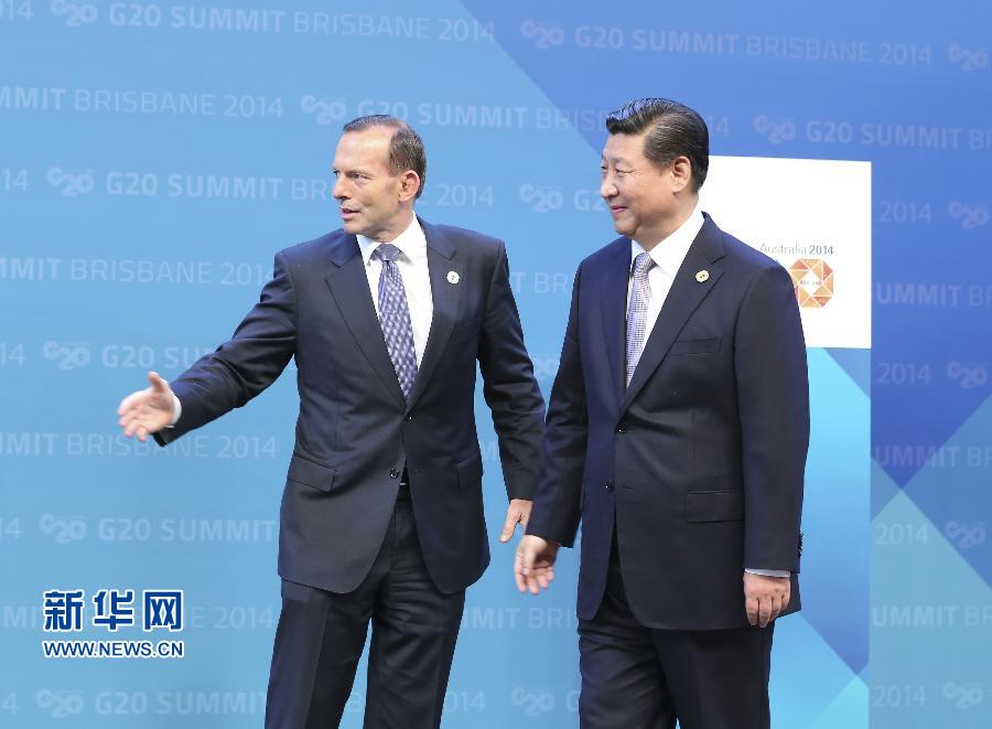 11月15日，二十國集團(tuán)領(lǐng)導(dǎo)人第九次峰會(huì)在澳大利亞布里斯班舉行。國家主席習(xí)近平出席會(huì)議并發(fā)表題為《推動(dòng)創(chuàng)新發(fā)展實(shí)現(xiàn)聯(lián)動(dòng)增長》的重要講話。這是澳大利亞總理阿博特迎接習(xí)近平主席。 新華社記者 丁林 攝