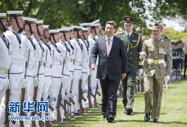 11月17日，中國國家主席習(xí)近平在堪培拉會見澳大利亞總督科斯格羅夫。會見前，科斯格羅夫在總督府草坪為習(xí)近平舉行隆重歡迎儀式。新華社記者謝環(huán)馳 攝 