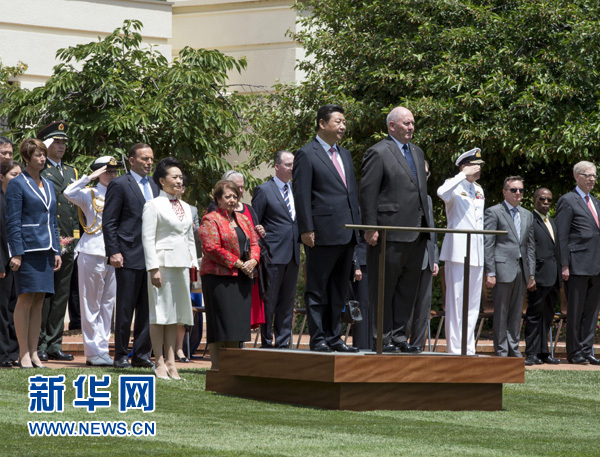 11月17日，中國國家主席習(xí)近平在堪培拉會見澳大利亞總督科斯格羅夫。會見前，科斯格羅夫在總督府草坪為習(xí)近平舉行隆重歡迎儀式。習(xí)近平和夫人彭麗媛抵達(dá)時，受到科斯格羅夫總督夫婦熱情迎接。新華社記者李學(xué)仁 攝 