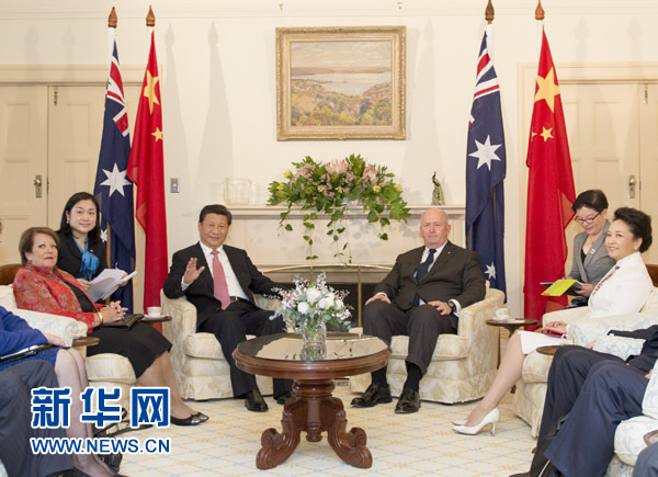 11月17日，中國國家主席習(xí)近平在堪培拉會見澳大利亞總督科斯格羅夫。會見前，科斯格羅夫在總督府草坪為習(xí)近平舉行隆重歡迎儀式。習(xí)近平和夫人彭麗媛抵達(dá)時，受到科斯格羅夫總督夫婦熱情迎接。新華社記者黃敬文 攝 