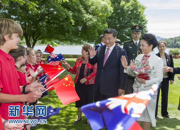 11月17日，中國國家主席習(xí)近平在堪培拉會見澳大利亞總督科斯格羅夫。會見前，科斯格羅夫在總督府草坪為習(xí)近平舉行隆重歡迎儀式。習(xí)近平和夫人彭麗媛抵達(dá)時，受到科斯格羅夫總督夫婦熱情迎接。新華社記者謝環(huán)馳 攝 