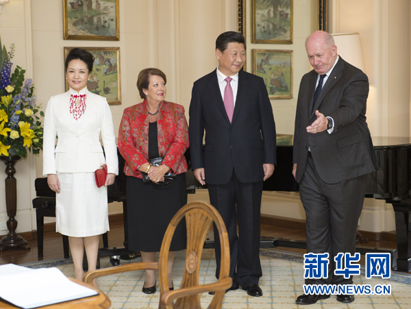 11月17日，中國國家主席習(xí)近平在堪培拉會見澳大利亞總督科斯格羅夫。會見前，科斯格羅夫在總督府草坪為習(xí)近平舉行隆重歡迎儀式。習(xí)近平和夫人彭麗媛抵達(dá)時，受到科斯格羅夫總督夫婦熱情迎接。新華社記者黃敬文 攝 