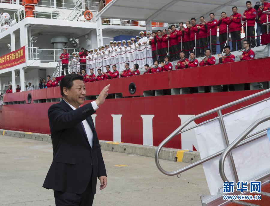 11月18日，正在澳大利亞塔斯馬尼亞州首府霍巴特訪問的中國(guó)國(guó)家主席習(xí)近平在澳大利亞總理阿博特陪同下參觀南極科考項(xiàng)目并慰問兩國(guó)科考人員。這是習(xí)近平在霍巴特港看望正在這里補(bǔ)給的&ldquo;雪龍&rdquo;號(hào)全體科考人員。新華社記者李學(xué)仁攝 
