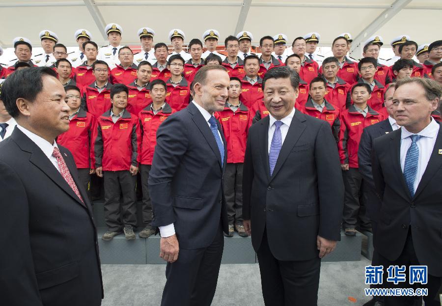 11月18日，正在澳大利亞塔斯馬尼亞州首府霍巴特訪問的中國(guó)國(guó)家主席習(xí)近平在澳大利亞總理阿博特陪同下參觀南極科考項(xiàng)目并慰問兩國(guó)科考人員。新華社記者李學(xué)仁攝 