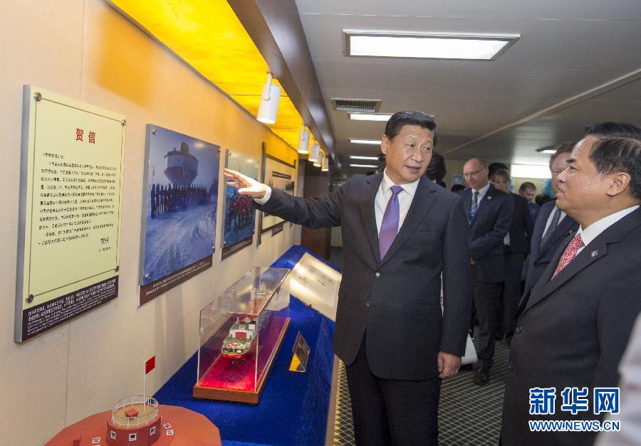 這是習(xí)近平參觀中國(guó)極地考察30周年圖片展。新華社記者李學(xué)仁攝 