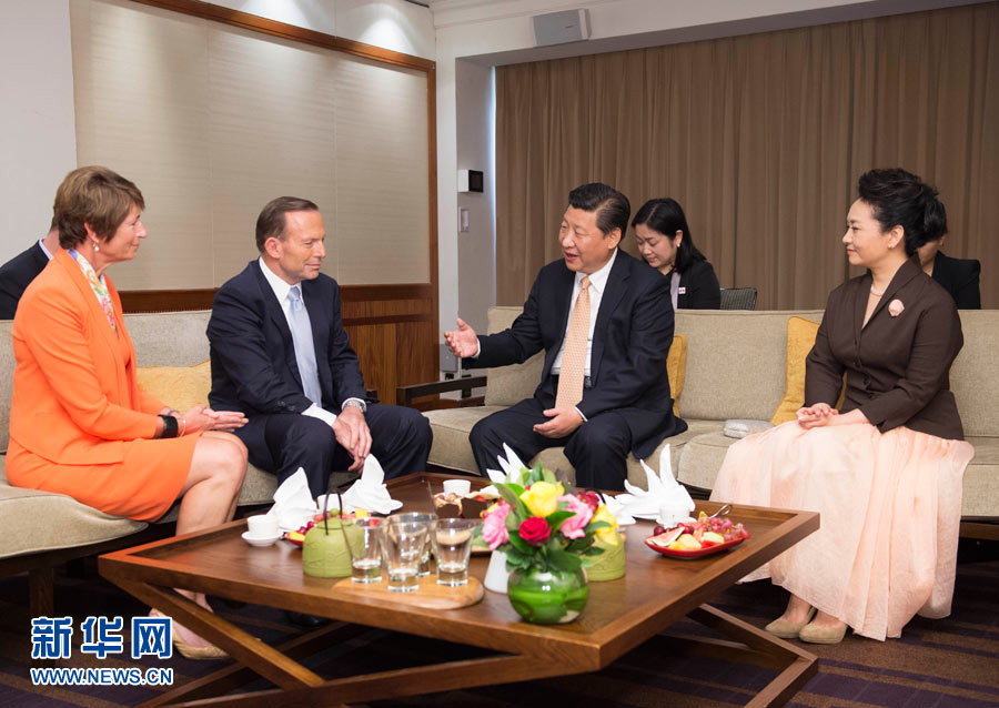 11月19日，國家主席習近平結束對澳大利亞的國事訪問。離開悉尼前，澳大利亞總理阿博特夫婦專門到習近平下榻飯店同習近平和夫人彭麗媛親切話別。新華社記者 黃敬文 攝