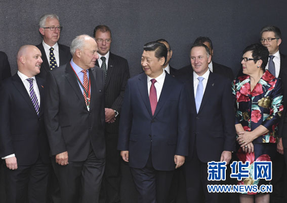 11月21日，中國國家主席習(xí)近平在奧克蘭和新西蘭總理約翰&middot;基共同出席中國－新西蘭市長論壇啟動儀式，并在啟動儀式后會見&ldquo;新中關(guān)系促進(jìn)委員會&rdquo;主要成員。新華社記者馬占成攝