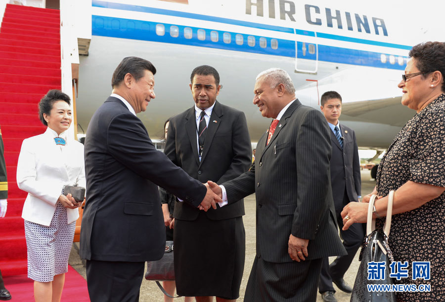 11月21日，國家主席習(xí)近平抵達(dá)楠迪，開始對斐濟(jì)進(jìn)行國事訪問并將同太平洋建交島國領(lǐng)導(dǎo)人舉行會晤。斐濟(jì)總理姆拜尼馬拉馬夫婦在舷梯旁迎接習(xí)近平和夫人彭麗媛。新華社記者李學(xué)仁攝 