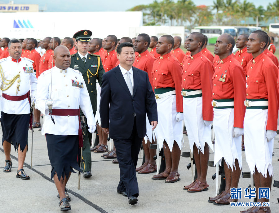 11月21日，國家主席習(xí)近平抵達(dá)楠迪，開始對斐濟(jì)進(jìn)行國事訪問并將同太平洋建交島國領(lǐng)導(dǎo)人舉行會晤。這是習(xí)近平主席在機(jī)場出席斐濟(jì)總理姆拜尼馬拉馬舉行的隆重歡迎儀式。 新華社記者馬占成攝 