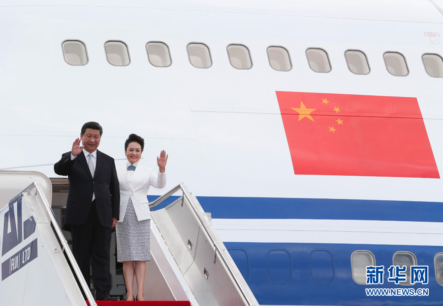 11月21日，國家主席習(xí)近平抵達(dá)楠迪，開始對斐濟(jì)進(jìn)行國事訪問并將同太平洋建交島國領(lǐng)導(dǎo)人舉行會晤。 這是習(xí)近平和夫人彭麗媛步出機(jī)艙。新華社記者丁林?jǐn)z 