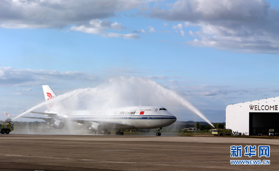  11月21日，國家主席習(xí)近平抵達(dá)楠迪，開始對斐濟(jì)進(jìn)行國事訪問并將同太平洋建交島國領(lǐng)導(dǎo)人舉行會晤。圖為習(xí)近平乘坐的專機(jī)在楠迪國際機(jī)場跑道上滑行穿過&ldquo;水門&rdquo;，這是當(dāng)?shù)亟o予最尊貴客人的禮遇，表達(dá)為客人&ldquo;洗塵&rdquo;。 新華社記者丁林?jǐn)z 