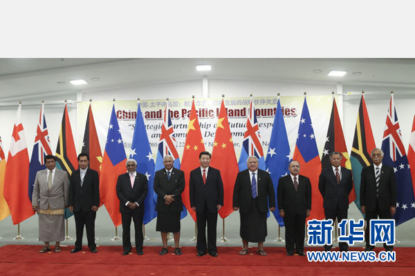 11月22日，國家主席習近平在楠迪同斐濟總理姆拜尼馬拉馬、密克羅尼西亞聯(lián)邦總統(tǒng)莫里、薩摩亞總理圖伊拉埃帕、巴布亞新幾內亞總理奧尼爾、瓦努阿圖總理納圖曼、庫克群島總理普納、湯加首相圖伊瓦卡諾、紐?？偫硭忍窖髰u國領導人舉行集體會晤。姚大偉攝