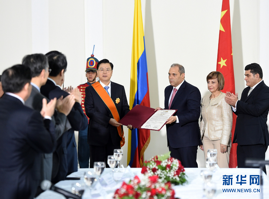 11月24日，正在哥倫比亞進行正式友好訪問的全國人大常委會委員長張德江在波哥大與哥倫比亞國會主席兼參議長納梅舉行會談。 新華社記者鞠鵬 攝