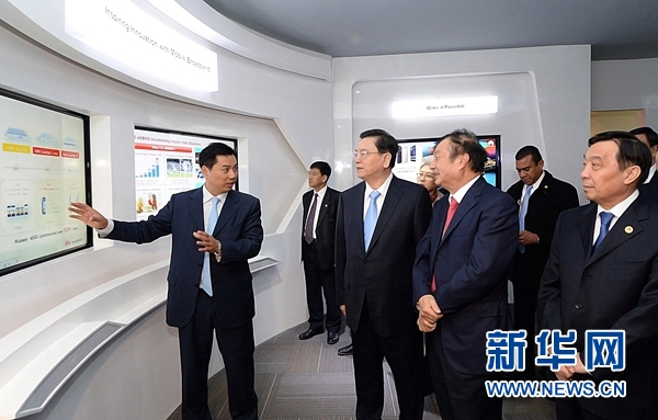 11月26日，正在墨西哥進(jìn)行正式友好訪問的全國(guó)人大常委會(huì)委員長(zhǎng)張德江在墨西哥城視察華為公司拉美北地區(qū)部。 新華社記者劉建生攝