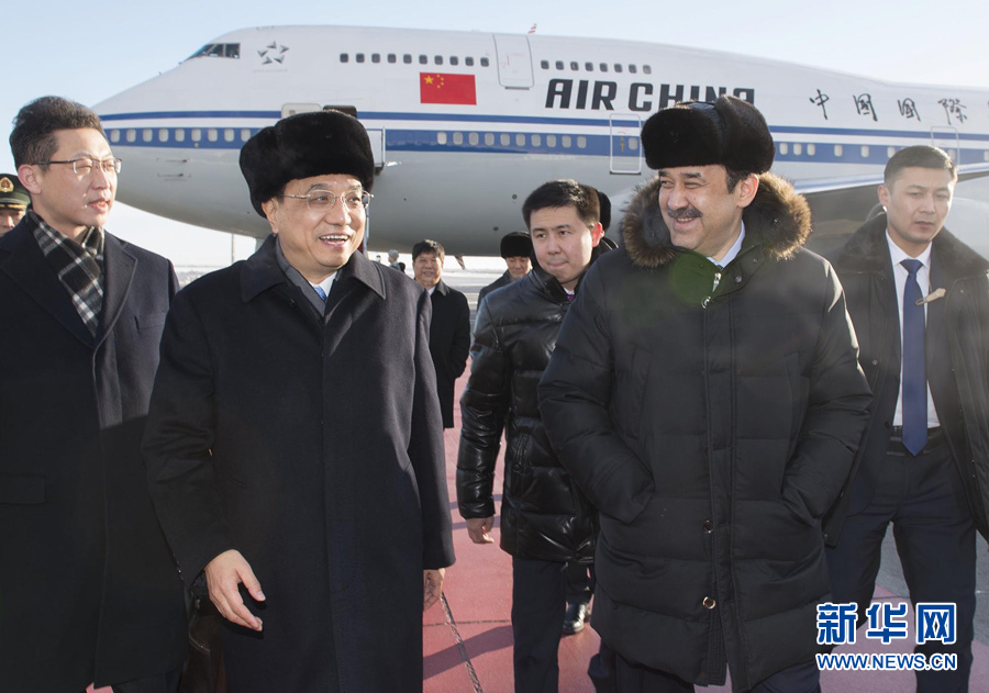  12月14日，應(yīng)哈薩克斯坦共和國總理馬西莫夫邀請，國務(wù)院總理李克強(qiáng)乘專機(jī)抵達(dá)阿斯塔納國際機(jī)場，開始對哈薩克斯坦進(jìn)行正式訪問，舉行中哈總理第二次定期會晤，并出席上海合作組織成員國政府首腦理事會第十三次會議。這是馬西莫夫到機(jī)場迎接李克強(qiáng)。新華社記者 黃敬文 攝 