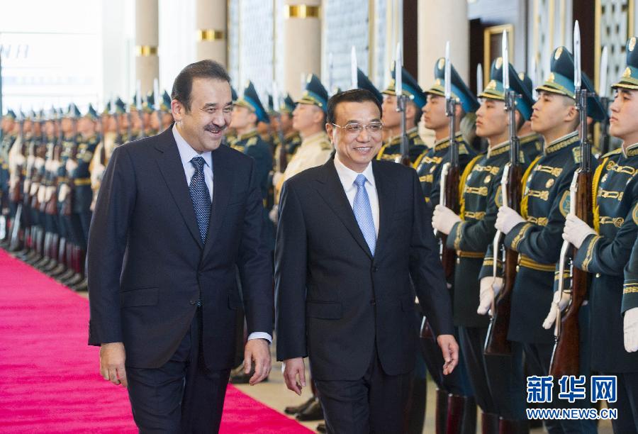 12月14日，應(yīng)哈薩克斯坦共和國總理馬西莫夫邀請，國務(wù)院總理李克強(qiáng)乘專機(jī)抵達(dá)阿斯塔納國際機(jī)場，開始對哈薩克斯坦進(jìn)行正式訪問，舉行中哈總理第二次定期會晤，并出席上海合作組織成員國政府首腦理事會第十三次會議。馬西莫夫到機(jī)場迎接李克強(qiáng)，并舉行隆重的歡迎儀式。新華社記者 黃敬文 攝